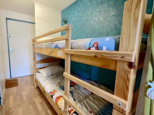 une chambre avec deux lits superposés dans l'établissement Studio au centre, 4 pers, proche remontées, balcon ouest, équipements complets - FR-1-572-262, à Arâches-la-Frasse