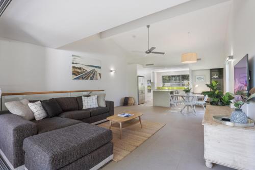 Χώρος καθιστικού στο Noosa gem! Walking distance to cafes - shops - Sunshine Beach and dog Beach