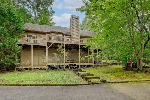 Taman di luar Peaceful Franklin Mountain Retreat with Deck