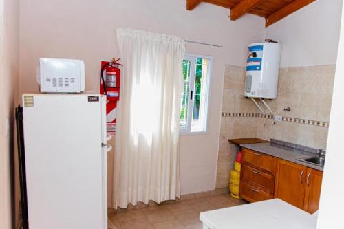 Η κουζίνα ή μικρή κουζίνα στο Cabañas Susurros del Río