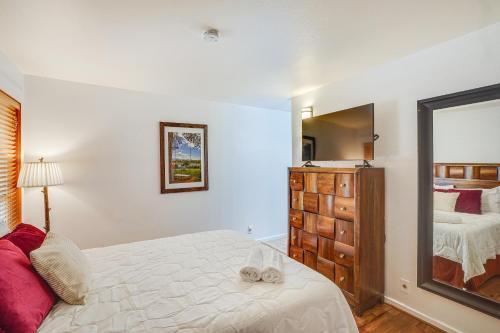 Ένα ή περισσότερα κρεβάτια σε δωμάτιο στο Seventh Mountain Condo in Bend with Scenic Views!