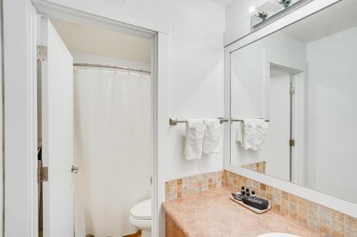 Ένα μπάνιο στο Seventh Mountain Condo in Bend with Scenic Views!