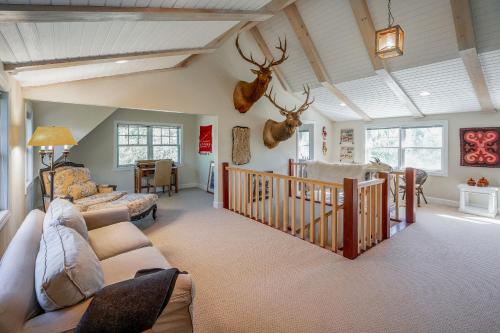 Posezení v ubytování Tranquil Wyoming Cabin Near Uintas - 105 Acres!