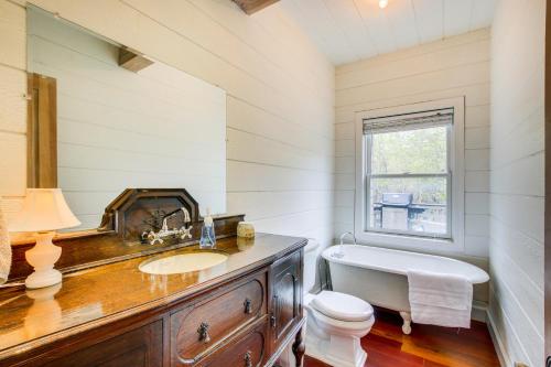 Koupelna v ubytování Tranquil Wyoming Cabin Near Uintas - 105 Acres!