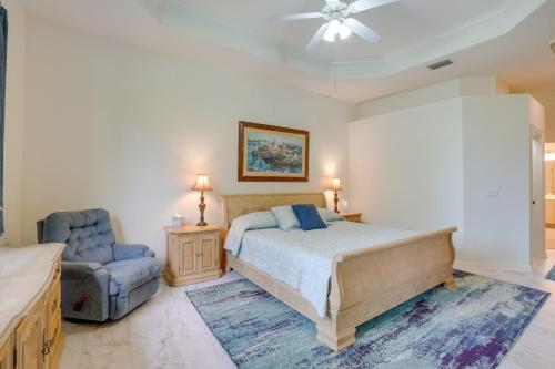 un dormitorio con una cama y una silla en Fort Myers Vacation Rental with Pool Access!, en Fort Myers