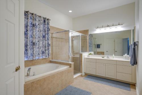 Un baño con bañera, ducha y lavabo. en Fort Myers Vacation Rental with Pool Access!, en Fort Myers