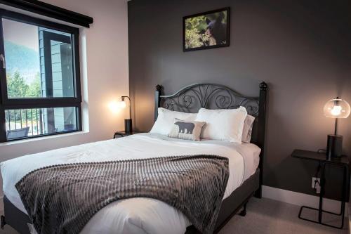 um quarto com uma cama grande e uma janela em The Three Bear Penthouse - with Hot Tub em Revelstoke