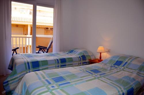 ラ・マンガ・デル・マール・メノールにあるVillas de Frente - 1407の窓付きの部屋 ベッド2台