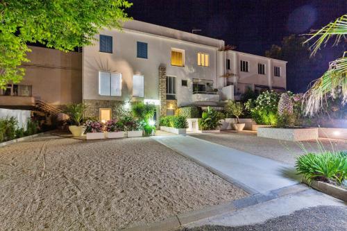 an empty driveway in front of a building at night at Abitare in Vacanza in La Caletta