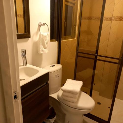 Ένα μπάνιο στο CASA AVILA - Apartamento amoblado 4 - Villa Alsacia