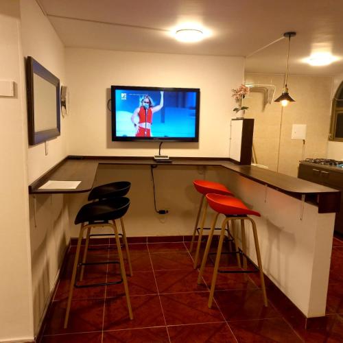 Μια τηλεόραση ή/και κέντρο ψυχαγωγίας στο CASA AVILA - Apartamento amoblado 4 - Villa Alsacia