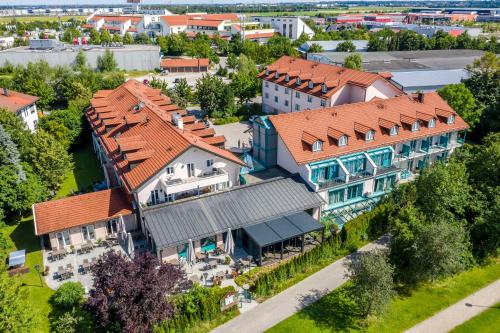 uma vista aérea de um grande edifício com telhados laranja em Best Western Plus Hotel Erb em Parsdorf