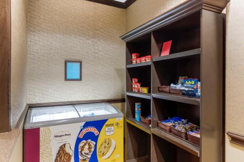 a food pantry with a dog box in it at Best Western Plus Classic Inn and Suites in Center