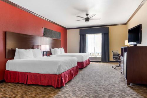 Tempat tidur dalam kamar di Best Western Plus Classic Inn and Suites
