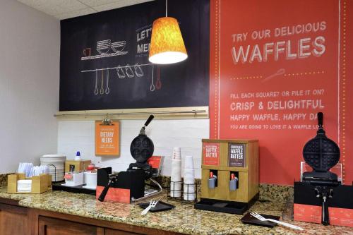 Сертификат, награда, вывеска или другой документ, выставленный в Hampton Inn Raleigh/Town of Wake Forest