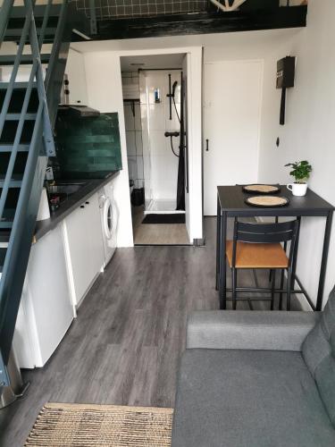une petite cuisine avec une table et une buanderie dans l'établissement Studio mezzanine Lyon, à Villeurbanne