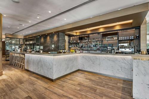 El salón o zona de bar de Hilton Auckland
