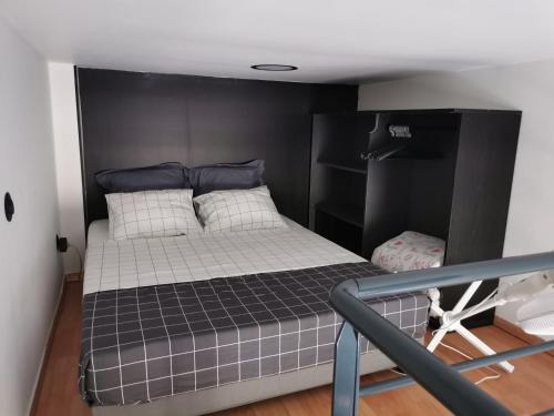 une petite chambre avec un lit dans une pièce dans l'établissement Studio mezzanine Lyon, à Villeurbanne