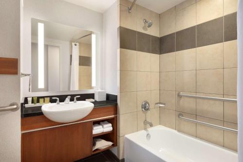 Hilton Baltimore BWI Airport Image