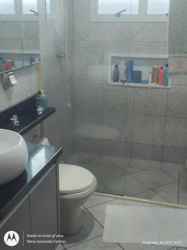 ein Bad mit einer Dusche, einem WC und einem Waschbecken in der Unterkunft Casa individual no bairro da Velha em Blumenau in Blumenau