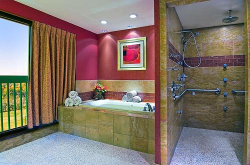 y baño grande con bañera y ducha. en Embassy Suites Murfreesboro - Hotel & Conference Center, en Murfreesboro