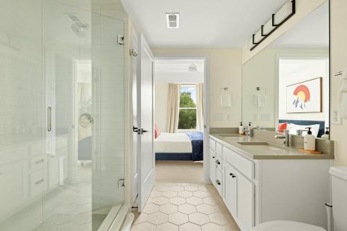 Heart of Olde Town - Urban Retreat - 95 Walk Score في أرفادا: حمام أبيض مع دش ومغسلة