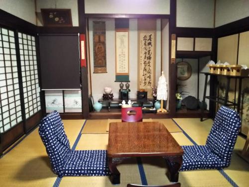 een woonkamer met een tafel en 2 stoelen bij 御師の家　梅谷（UMEYA） in Fujikawaguchiko