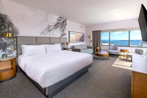 Кровать или кровати в номере Hilton Québec