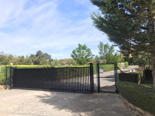 a black wrought iron gate in a driveway at Oasis rural in Los Pastores