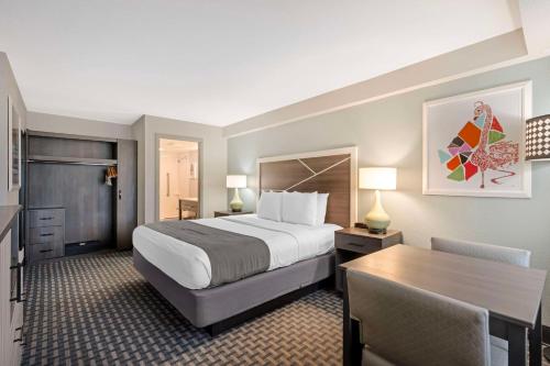 um quarto de hotel com uma cama grande e uma secretária em Best Western Plus Daytona Inn Seabreeze em Daytona Beach