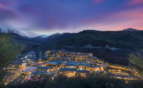 Ein allgemeiner Bergblick oder ein Berglick von des Resorts aus