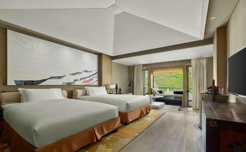 Ein Bett oder Betten in einem Zimmer der Unterkunft Conrad Jiuzhaigou