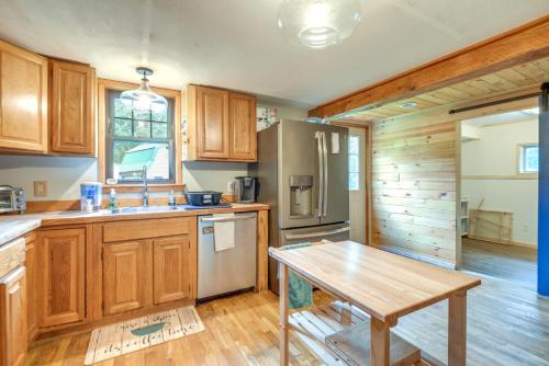 Una cocina o zona de cocina en Meredith Home with Deck 6 Mi to Lake Winnipesaukee!