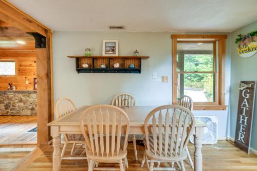 Zona de estar de Meredith Home with Deck 6 Mi to Lake Winnipesaukee!