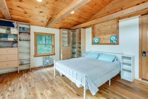 um quarto com uma cama e um tecto de madeira em Meredith Home with Deck 6 Mi to Lake Winnipesaukee! em Meredith