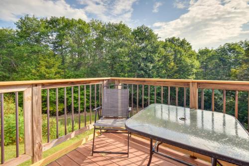 Un balcón o terraza de Meredith Home with Deck 6 Mi to Lake Winnipesaukee!
