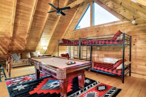 Cette chambre comprend un billard et 2 lits superposés. dans l'établissement Cabin-n-Smokys! Indoor Resort Pool Views Hot Tub Game Room, à Sevierville