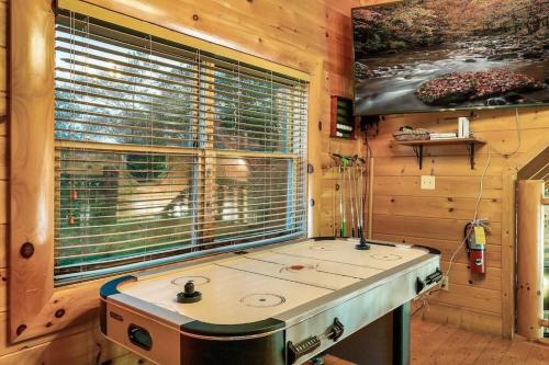 - une cuisine avec une grande fenêtre dans une cabine dans l'établissement Cabin-n-Smokys! Indoor Resort Pool Views Hot Tub Game Room, à Sevierville