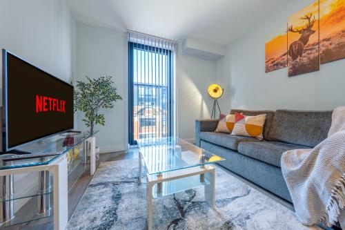 a living room with a couch and a tv at Birmingham City Center - Luxury Stay 86 in Birmingham