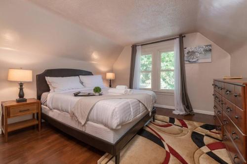 Un dormitorio con una cama grande y una ventana en Entire house 3 bedroom Twin Cities, Specious, Entire House, AC, en Saint Paul