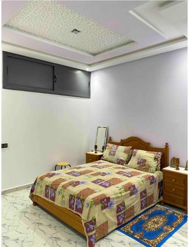 1 dormitorio con 1 cama y TV en la pared en Sabar house, en Tánger