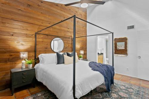 1 dormitorio con 1 cama grande y pared de madera en BRAND NEW, Water Views, 2 BD Condo en Clearwater Beach