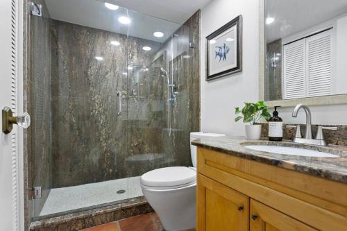 y baño con ducha, aseo y lavamanos. en BRAND NEW, Water Views, 2 BD Condo, en Clearwater Beach