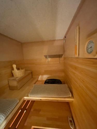 um pequeno quarto com duas camas num pequeno quarto em Boss'sHouse犬ok天然温泉あり em Kirishima