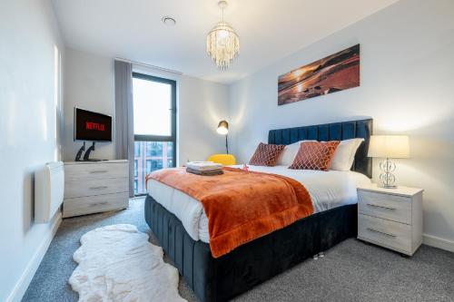 ein Schlafzimmer mit einem großen Bett und einem TV in der Unterkunft Birmingham City Center - Luxury Stay 119 in Birmingham