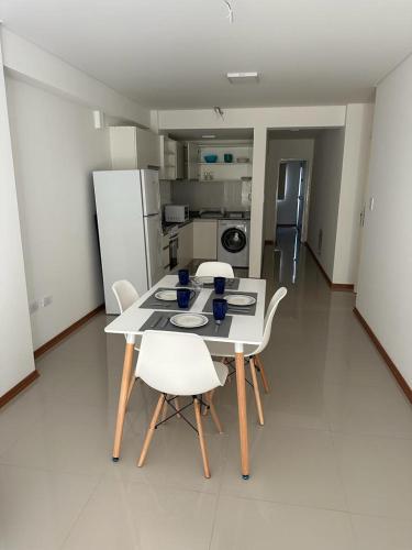 eine Küche mit einem Tisch und Stühlen im Zimmer in der Unterkunft Departamento temporal de 1 dormitorio in Neuquén