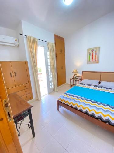 Ένα ή περισσότερα κρεβάτια σε δωμάτιο στο اول صف على البحر مارينا الساحل الشمالي0 هـ