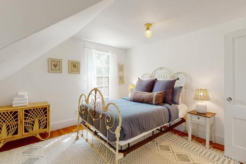 1 dormitorio con cama y ventana en The Farmhouse B&B en Montpelier