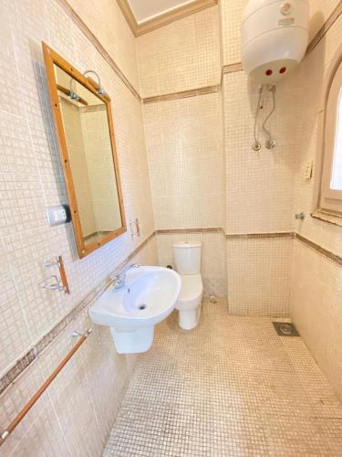 Ένα μπάνιο στο اول صف على البحر مارينا الساحل الشمالي0 هـ