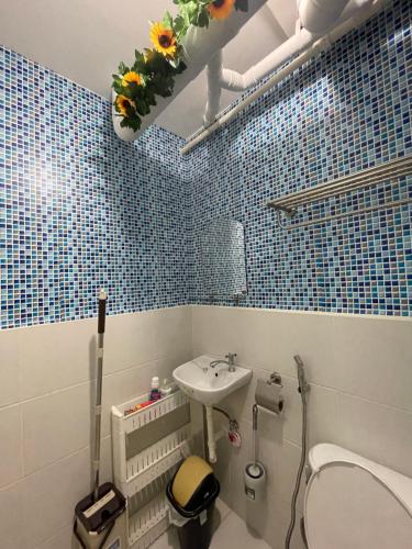 ein Bad mit einem Waschbecken und einem WC in der Unterkunft Kachada Condotel Urban Deca Home in Manila